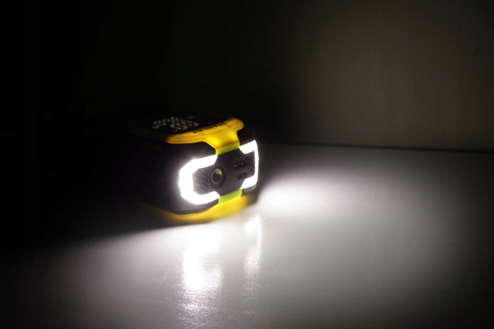 Kompresor Akumulatorowy Stanley SXIF0101 4w1 (10 Bar, Powerbank, Latarka LED)